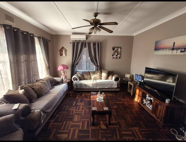 4 BEDROOM FREEHOLD FOR SALE IN OOS EINDE